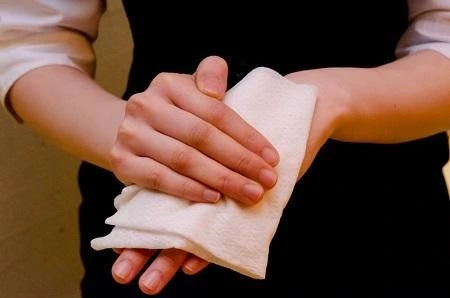 Nassgewebewischtücher verleihen den Hoteldienstleistungen Farbe