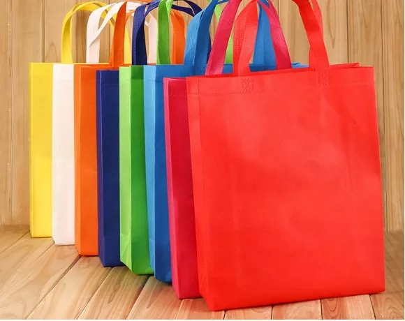 Nicht gewebte Taschen sind im Leben häufig